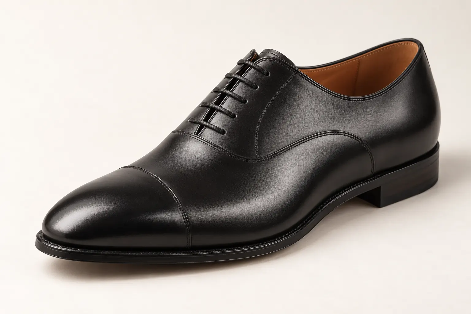 KI-generierte Illustration eines schwarzen Oxford-Schuhs mit Kappe