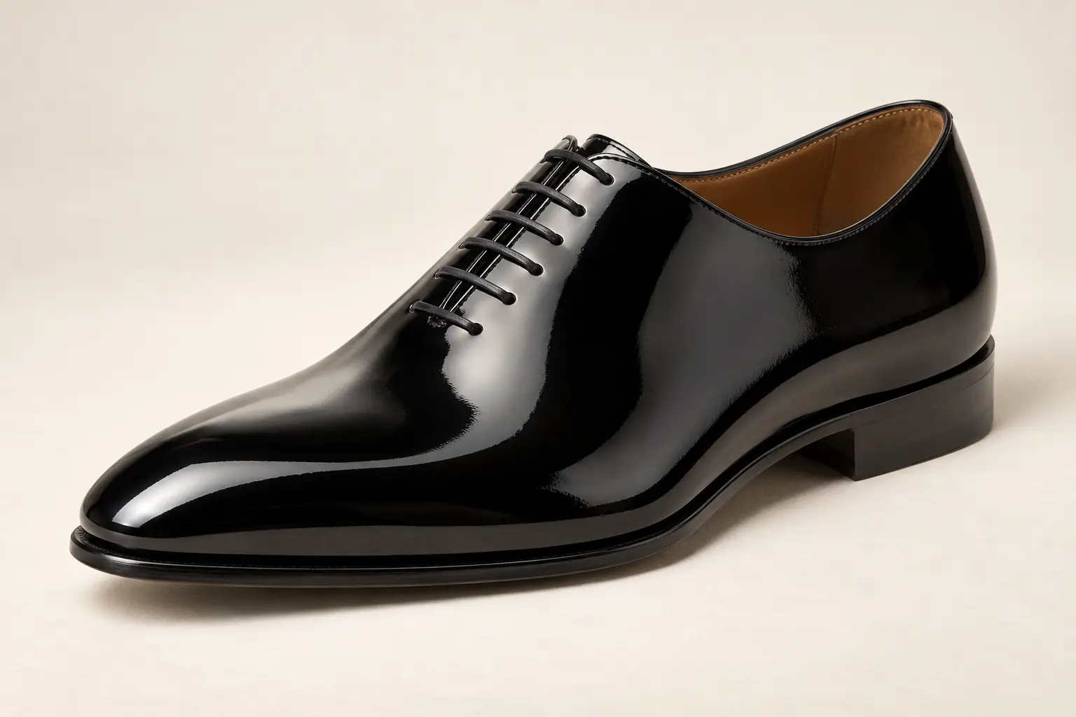 KI-generierte Illustration eines schwarzen Lackleders mit Vollschnitt-Oxford-Muster