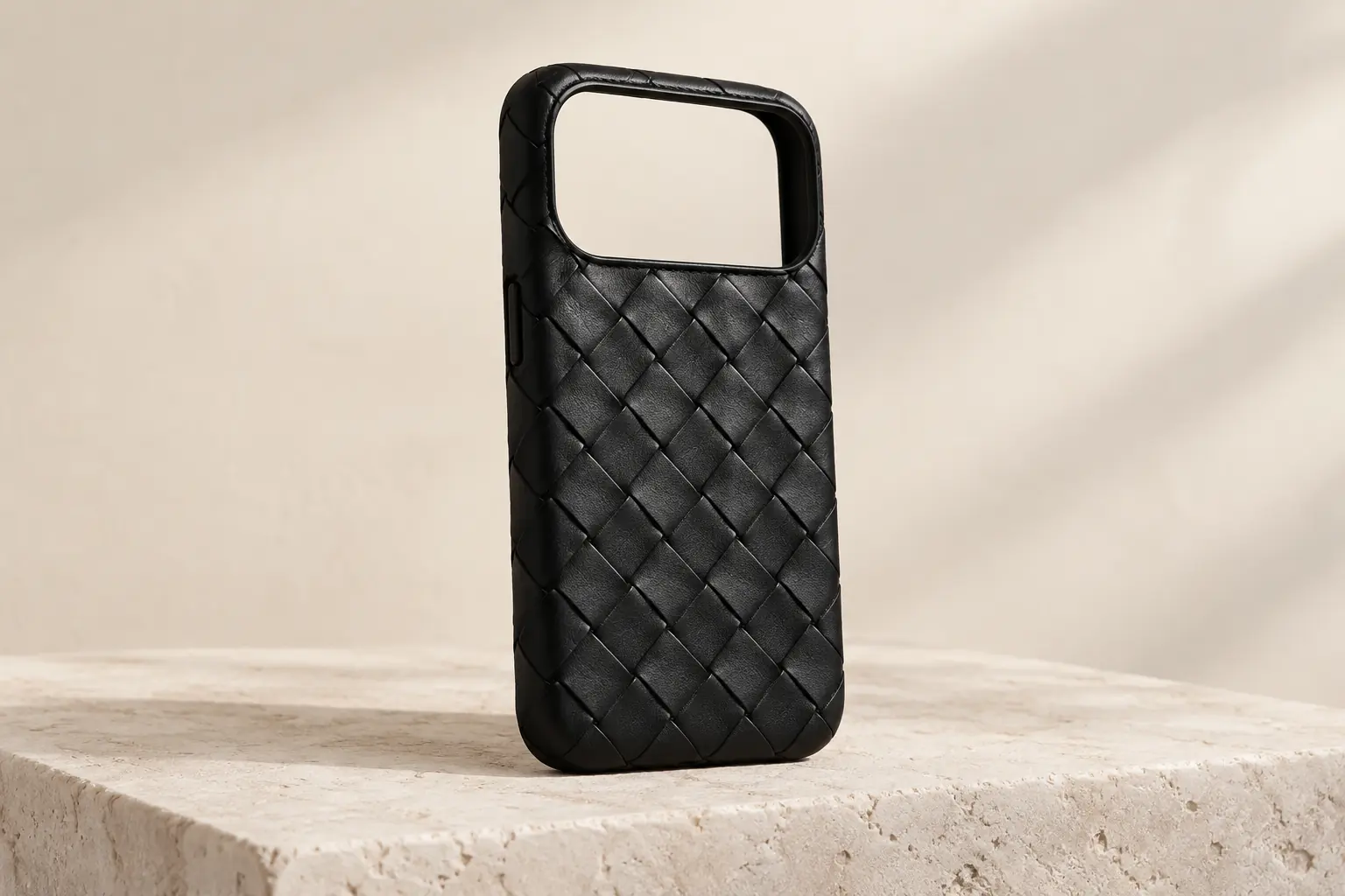 رسم توضيحي بتقنية الذكاء الاصطناعي لحقيبة Bottega Veneta Intrecciato iPhone 17 Pro