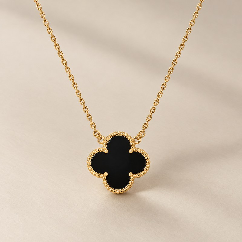 Van Cleef & Arpels — Vintage Alhambra pendant — AI 生成的插图