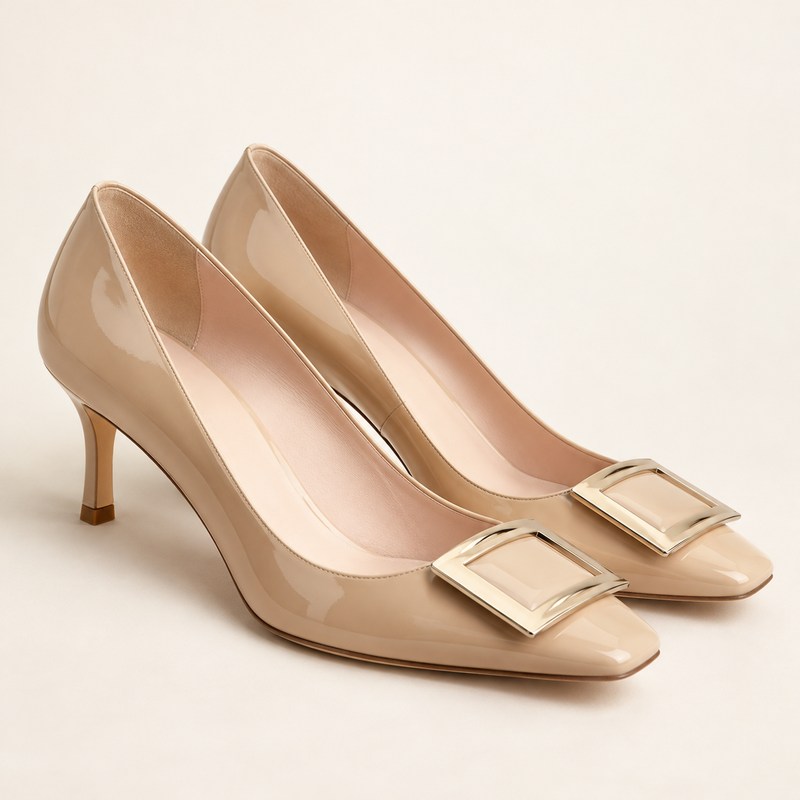 Belle Vivier Pumps — beige patent leather — Ilustração gerada por IA