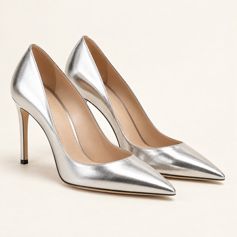 Gianni Metallic Nappa Pumps 90 mm — silver — Ilustração gerada por IA