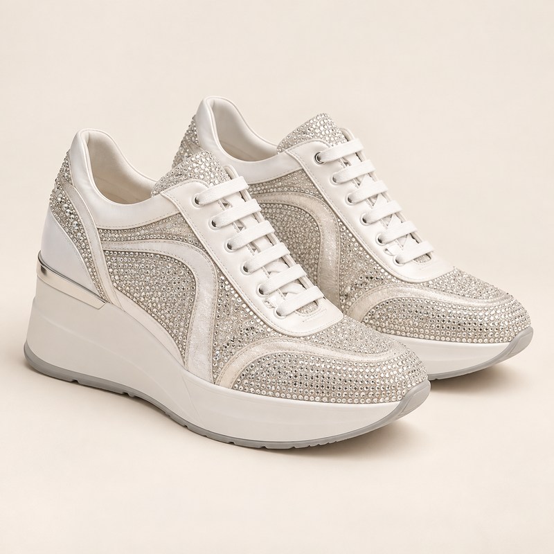 Xtra White And Silver Sneaker 15 — KI-generierte Illustration