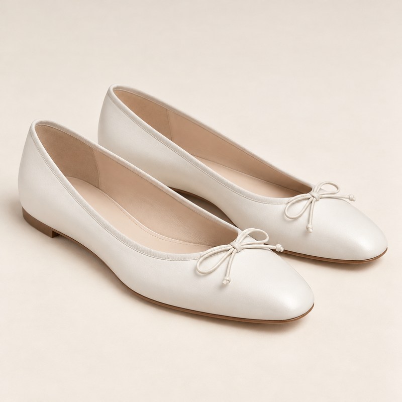 Greta Ballet Flat — White — KI-generierte Illustration